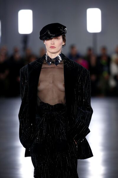 Модель на показе Olivier Rousteing на Неделе моды в Париже Модель на показе Olivier Rousteing на Неделе моды в Париже