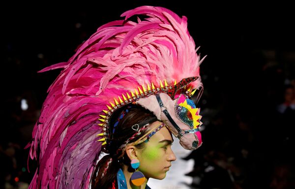 Модель на показе Manish Arora на Неделе моды в Париже Модель на показе Manish Arora на Неделе моды в Париже