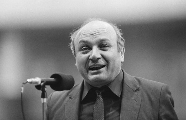 Писатель-сатирик Михаил Жванецкий. 1989 год Писатель-сатирик Михаил Жванецкий. 1989 год