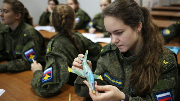 Курсантки-лётчицы на учебном занятии в Краснодарском высшем военном авиационном училище имени Героя Советского Союза А.Серова Курсантки-лётчицы на учебном занятии в Краснодарском высшем военном авиационном училище имени Героя Советского Союза А.Серова