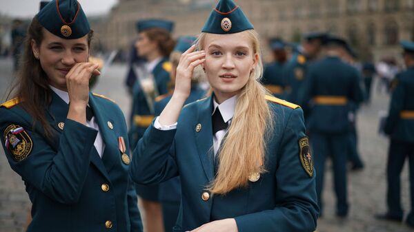 Выпускницы учебных заведений МЧС России на торжественной церемонии, посвященной выпуску курсантов и кадетов вузов МЧС России, на Красной площади в Москве Выпускницы учебных заведений МЧС России на торжественной церемонии, посвященной выпуску курсантов и кадетов вузов МЧС России, на Красной площади в Москве