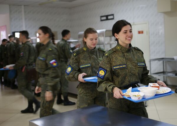 Курсантки-лётчицы в столовой Краснодарского высшего военного авиационного училища имени Героя Советского Союза А.Серова Курсантки-лётчицы в столовой Краснодарского высшего военного авиационного училища имени Героя Советского Союза А.Серова