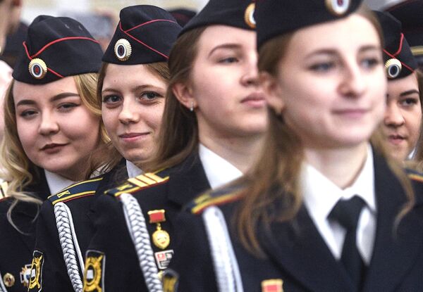 Курсантки кадетского корпуса колледжа полиции во время торжественного вручения дипломов накануне Дня защитника Отечества в Музее Победы в Москве Курсантки кадетского корпуса колледжа полиции во время торжественного вручения дипломов накануне Дня защитника Отечества в Музее Победы в Москве