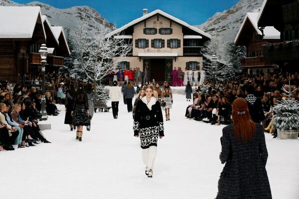 Модели на показе Карла Лагерфельда для Chanel на Неделе моды в Париже Модели на показе Карла Лагерфельда для Chanel на Неделе моды в Париже