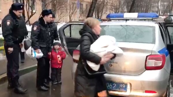 Сотрудники МВД и ПДН с Ажыбеком и новорожденной девочкой садятся в полицейскую машину Сотрудники МВД и ПДН с Ажыбеком и новорожденной девочкой садятся в полицейскую машину