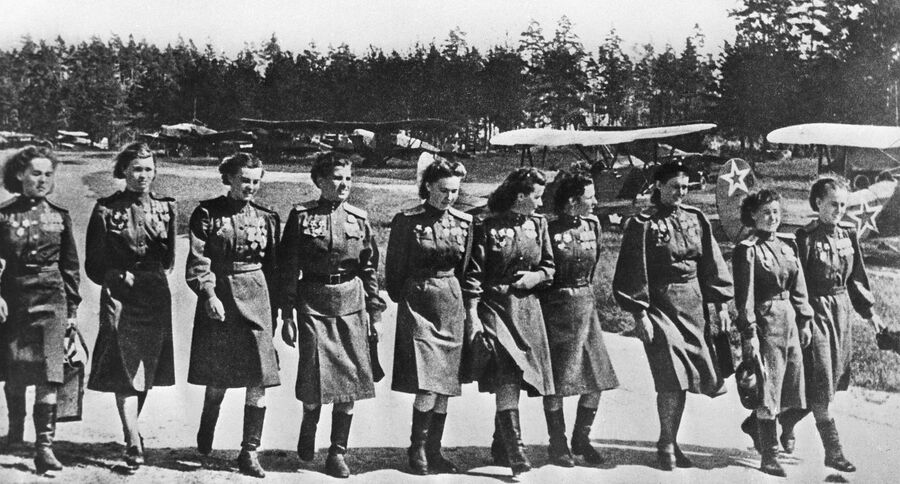 Летчицы 46-го гвардейского ночного бомбардировочного авиаполка Летчицы 46-го гвардейского ночного бомбардировочного авиаполка