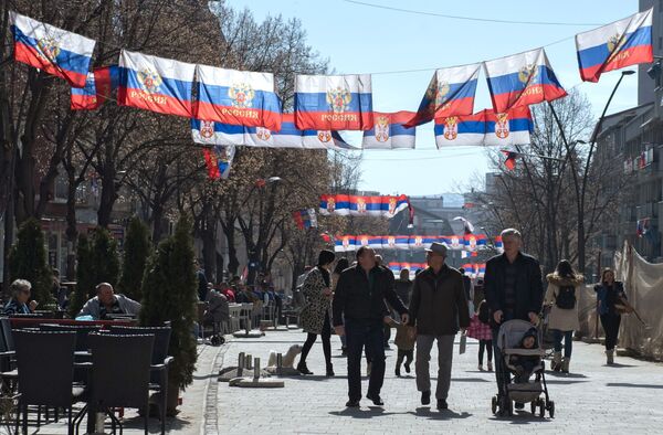 Горожане на одной из улиц города Косовская Митровица Горожане на одной из улиц города Косовская Митровица