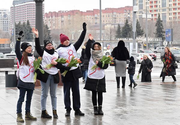 Волонтеры движения Мосволонтер, поздравляющие женщин с Международным женским днем в рамках добровольческой акции Вам, любимые!, у входа в Парк Горького в Москве Волонтеры движения Мосволонтер, поздравляющие женщин с Международным женским днем в рамках добровольческой акции Вам, любимые!, у входа в Парк Горького в Москве