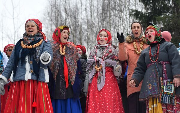 Участники народный гуляний во время празднования Бакшевской Масленицы в Истринском районе Московской области Участники народный гуляний во время празднования Бакшевской Масленицы в Истринском районе Московской области