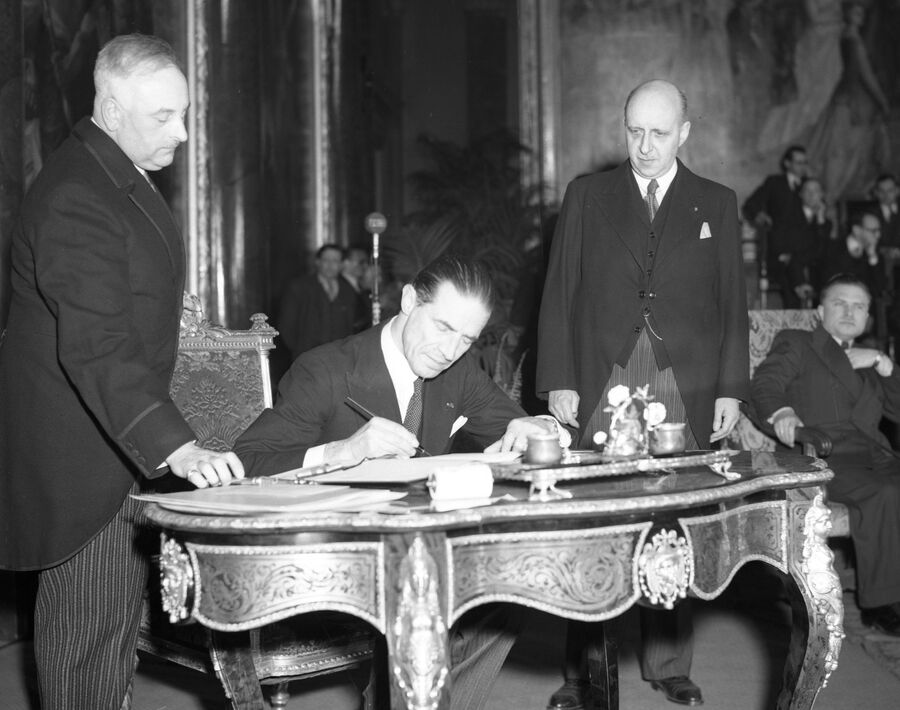 Подписание Брюссельского пакта. 1948 год Подписание Брюссельского пакта. 1948 год