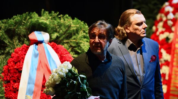 Актер Леонид Ярмольник на церемонии прощания с народным артистом СССР Владимиром Этушем в театре им. Евгения Вахтангова Актер Леонид Ярмольник на церемонии прощания с народным артистом СССР Владимиром Этушем в театре им. Евгения Вахтангова
