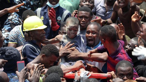 Спасательная операция на месте обрушения здания школы в Лагосе, Нигерия. 13 марта 2019 