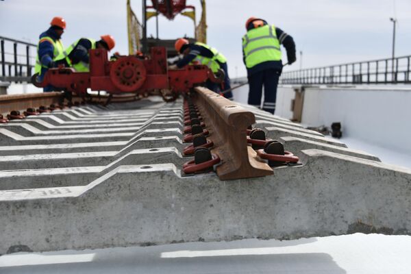 Укладка железнодорожного полотна при строительстве Крымского моста Укладка железнодорожного полотна при строительстве Крымского моста