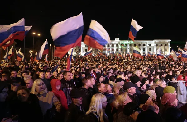 Жители Симферополя на концерте Крым-Весна Жители Симферополя на концерте Крым-Весна