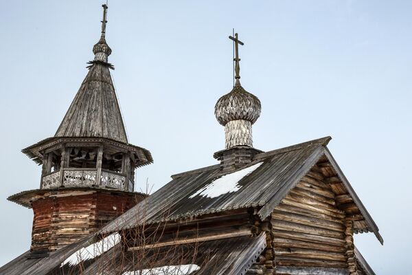 Звонница и купол Часовни Петра и Павла в деревне Насоновщина на острове Волкостров в Медвежьегорском районе Республики Карелия Звонница и купол Часовни Петра и Павла в деревне Насоновщина на острове Волкостров в Медвежьегорском районе Республики Карелия