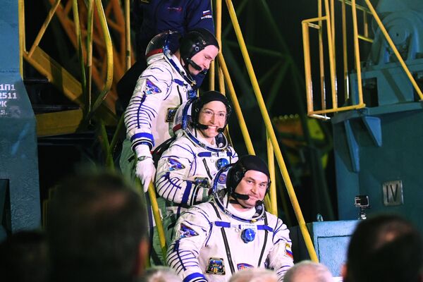 Члены основного экипажа 59/60-й длительной экспедиции на МКС астронавты NASA Ник Хейг, Кристина Кох и космонавт Роскосмоса Алексей Овчинин перед запуском ракеты-носителя Союз-ФГ с транспортным пилотируемым кораблем Союз МС-12 с космодрома Байконур Члены основного экипажа 59/60-й длительной экспедиции на МКС астронавты NASA Ник Хейг, Кристина Кох и космонавт Роскосмоса Алексей Овчинин перед запуском ракеты-носителя Союз-ФГ с транспортным пилотируемым кораблем Союз МС-12 с космодрома Байконур