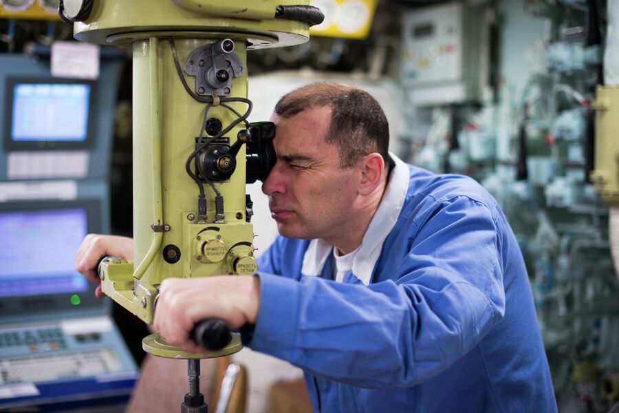 Командир подводного крейсера Юрий Долгорукий капитан первого ранга Сергей Морозов Командир подводного крейсера Юрий Долгорукий капитан первого ранга Сергей Морозов