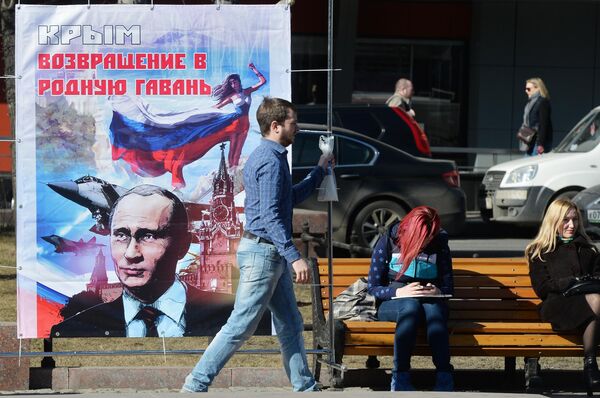Мужчина во время монтажа арт-выставки графических работ Крым. Возвращение в родную гавань в Новопушкинском сквере, открытой при поддержке движений Антимайдан и Русский медведь и посвященной годовщине референдума, на котором жители Крыма проголосовали за вхождение в состав РФ Мужчина во время монтажа арт-выставки графических работ Крым. Возвращение в родную гавань в Новопушкинском сквере, открытой при поддержке движений Антимайдан и Русский медведь и посвященной годовщине референдума, на котором жители Крыма проголосовали за вхождение в состав РФ