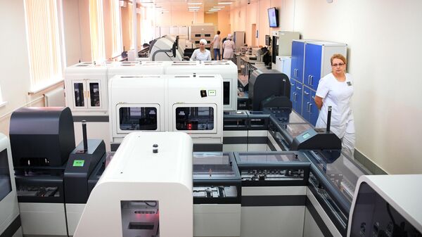Лаборанты в централизованной клинико-диагностической лаборатории городской клинической больницы №67 в Москве Лаборанты в централизованной клинико-диагностической лаборатории городской клинической больницы №67 в Москве