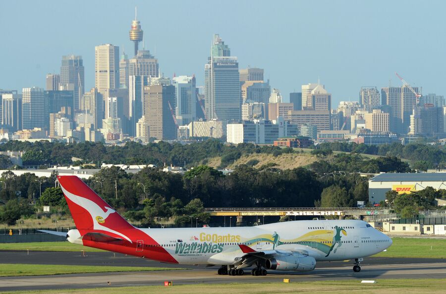 Самолет австралийской авиакомпании Qantas Boeing 747 в аэропорту Сиднея Самолет австралийской авиакомпании Qantas Boeing 747 в аэропорту Сиднея