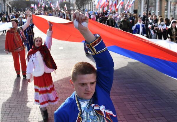 Праздничное шествие, посвященное 5-й годовщине Общекрымского референдума 2014 года и воссоединения Крыма с Россией, на одной из улиц в Симферополе Праздничное шествие, посвященное 5-й годовщине Общекрымского референдума 2014 года и воссоединения Крыма с Россией, на одной из улиц в Симферополе