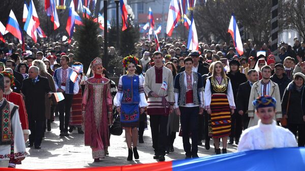 Праздничное шествие, посвященное годовщине Общекрымского референдума 2014 года и воссоединения Крыма с Россией, на одной из улиц в Симферополе Праздничное шествие, посвященное годовщине Общекрымского референдума 2014 года и воссоединения Крыма с Россией, на одной из улиц в Симферополе