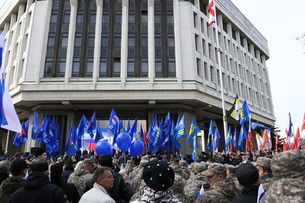 Участники праздничных мероприятий, посвященных 5-й годовщине Общекрымского референдума 2014 года и воссоединения Крыма с Россией, у здания Государственного Совета Республики Крым в Симферополе Участники праздничных мероприятий, посвященных 5-й годовщине Общекрымского референдума 2014 года и воссоединения Крыма с Россией, у здания Государственного Совета Республики Крым в Симферополе