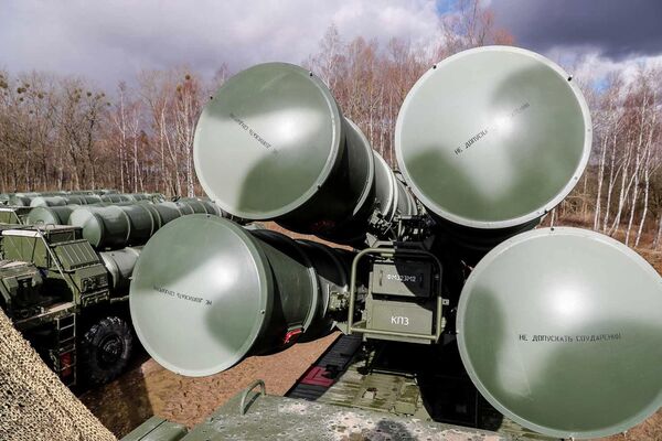 Боевые расчеты новейших зенитных ракетных систем С-400 Триумф в Калининградской области Боевые расчеты новейших зенитных ракетных систем С-400 Триумф в Калининградской области
