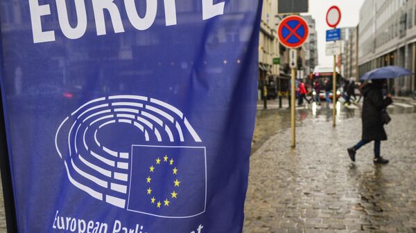 Логотип Европарламента на баннере на одной из улиц Брюсселя Логотип Европарламента на баннере на одной из улиц Брюсселя