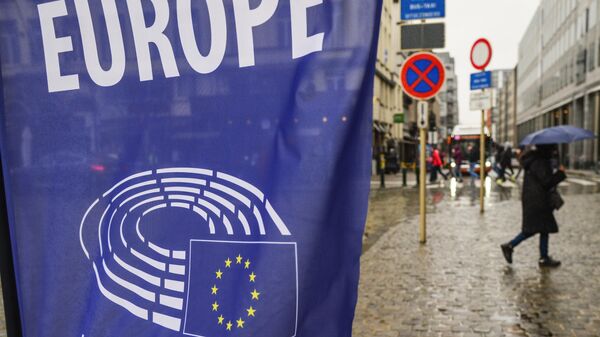 Логотип Европарламента на баннере на одной из улиц Брюсселя Логотип Европарламента на баннере на одной из улиц Брюсселя