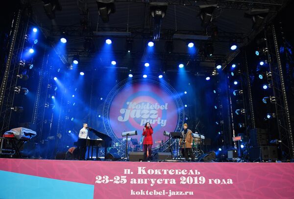 Музыканты выступают на Koktebel Jazz Party фестиваля Крымская весна в Большом Амфитеатре парка Зарядье Музыканты выступают на Koktebel Jazz Party фестиваля Крымская весна в Большом Амфитеатре парка Зарядье