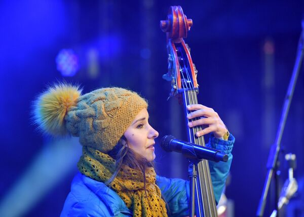 Джазовая контрабасистка Дарья Чернакова выступает на Koktebel Jazz Party фестиваля Крымская весна в Большом Амфитеатре парка Зарядье Джазовая контрабасистка Дарья Чернакова выступает на Koktebel Jazz Party фестиваля Крымская весна в Большом Амфитеатре парка Зарядье