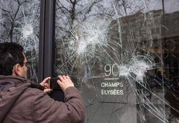 Последствия беспорядков в ходе акции желтых жилетов в Париже. 17 марта 2019 Последствия беспорядков в ходе акции желтых жилетов в Париже. 17 марта 2019