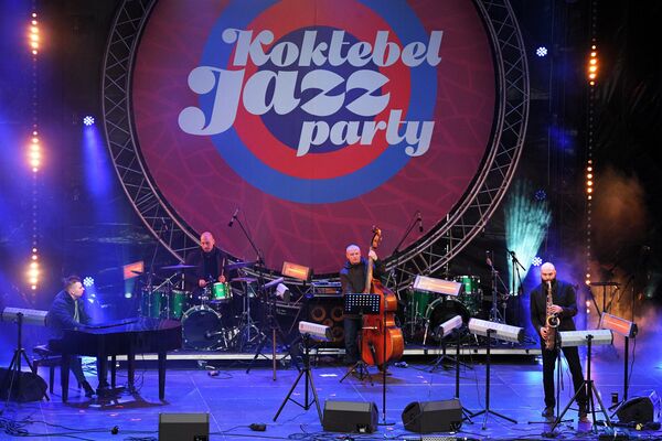 Музыканты Sergey Golovnya Band выступают на Koktebel Jazz Party фестиваля Крымская весна Музыканты Sergey Golovnya Band выступают на Koktebel Jazz Party фестиваля Крымская весна