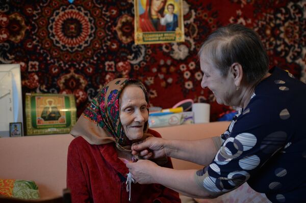 Светлана Быкова (справа), взявшая под опеку пожилую женщину Лидию Евдокимовну Кунгурову (слева) в селе Горьковка Светлана Быкова (справа), взявшая под опеку пожилую женщину Лидию Евдокимовну Кунгурову (слева) в селе Горьковка
