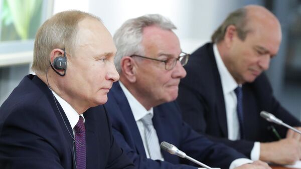 Президент РФ Владимир Путин во время встречи в Симферополе с представителями общественности Франции Президент РФ Владимир Путин во время встречи в Симферополе с представителями общественности Франции