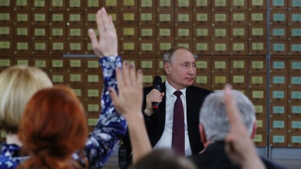 Президент РФ Владимир Путин во время встречи с представителями общественности Республики Крым и Севастополя Президент РФ Владимир Путин во время встречи с представителями общественности Республики Крым и Севастополя