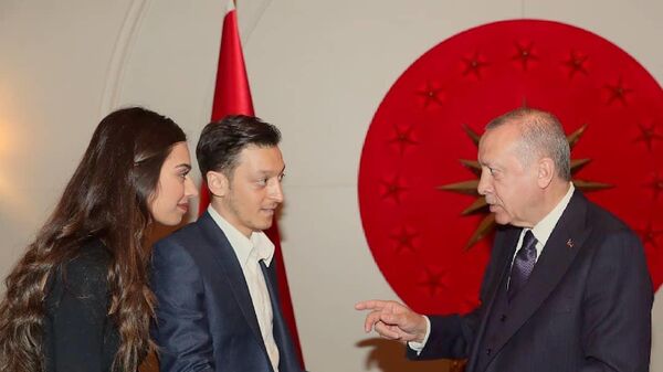 Месут Озил (слева) и президент Турции Реджеп Эрдоган