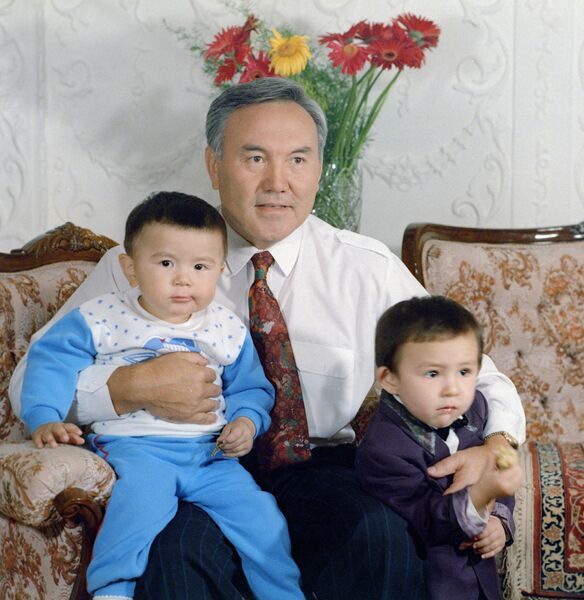 Президент Казахстана Нурсултан Абишевич Назарбаев со своими внуками Президент Казахстана Нурсултан Абишевич Назарбаев со своими внуками