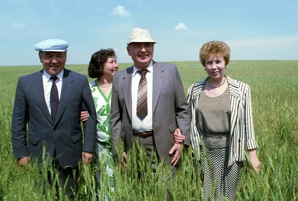 Президент СССР Михаил Горбачев и президент Казахстана Нурсултан Назарбаев с женами