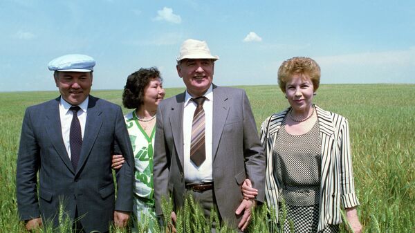 Президент СССР Михаил Горбачев и президент Казахстана Нурсултан Назарбаев с женами Президент СССР Михаил Горбачев и президент Казахстана Нурсултан Назарбаев с женами
