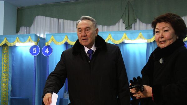 Президент Казахстана Нурсултан Назарбаев с супругой на избирательном участке принимают участие в голосовании Президент Казахстана Нурсултан Назарбаев с супругой на избирательном участке принимают участие в голосовании