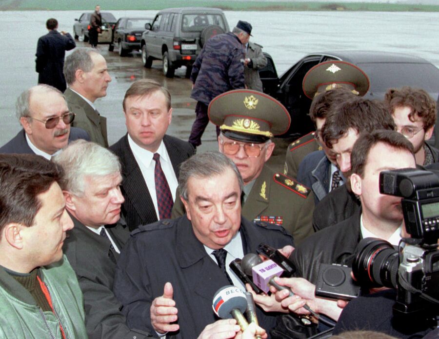 Евгений Примаков беседует с прессой в аэропорту Белграда. 30 марта 1999