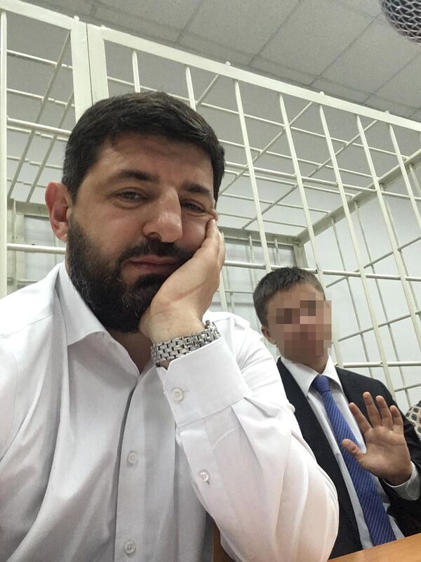 Обвиняемый (справа) вместе с адвокатом в зале суда Обвиняемый (справа) вместе с адвокатом в зале суда