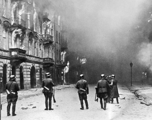 Улицы Варшавы в огне. Кадр из фильма Обыкновенный фашизм Улицы Варшавы в огне. Кадр из фильма Обыкновенный фашизм