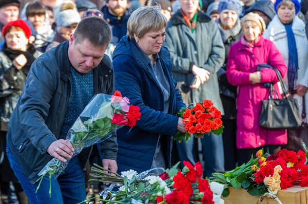 Люди возлагают цветы к мемориалу в память о жертвах пожара в торгово-развлекательном центре Зимняя вишня в Кемерово Люди возлагают цветы к мемориалу в память о жертвах пожара в торгово-развлекательном центре Зимняя вишня в Кемерово