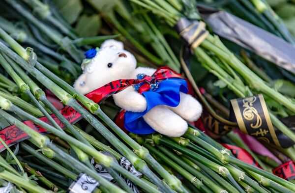 Цветы и мягкие игрушки у мемориала в память о жертвах пожара в торгово-развлекательном центре Зимняя вишня в Кемерово Цветы и мягкие игрушки у мемориала в память о жертвах пожара в торгово-развлекательном центре Зимняя вишня в Кемерово