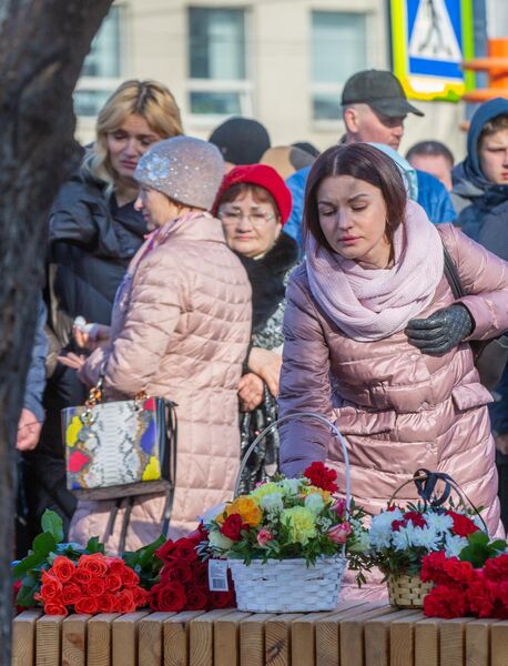 Девушка возлагает цветы к мемориалу в память о жертвах пожара в торгово-развлекательном центре Зимняя вишня в Кемерово Девушка возлагает цветы к мемориалу в память о жертвах пожара в торгово-развлекательном центре Зимняя вишня в Кемерово