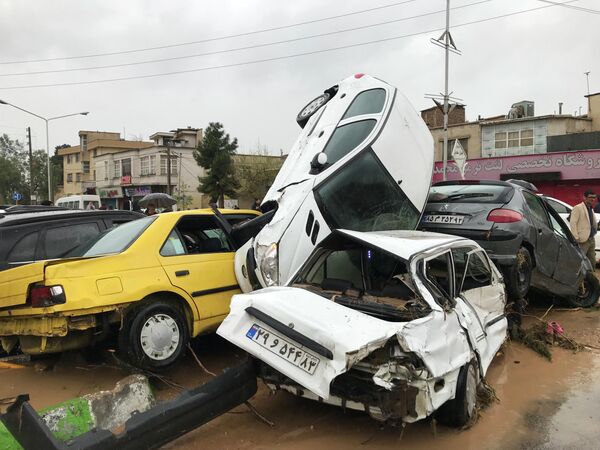 Автомобили на улице города Шираз в Иране после наводнения. 25 марта 2019 Автомобили на улице города Шираз в Иране после наводнения. 25 марта 2019