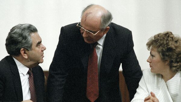 Михаил Горбачев беседует с делегатами съезда народных депутатов СССР